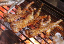 Grilled chicken feet: a great snack with beer Grilled chicken feet, a great snack with beer